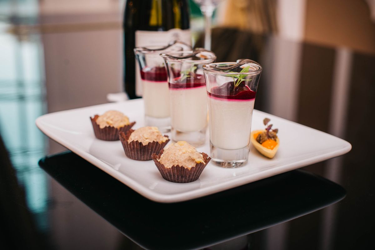 panna cotta de baunilha com calda de frutas vermelhas